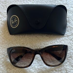 Ray-Ban Brown Sunglasses Classic Tortoiseshell Design